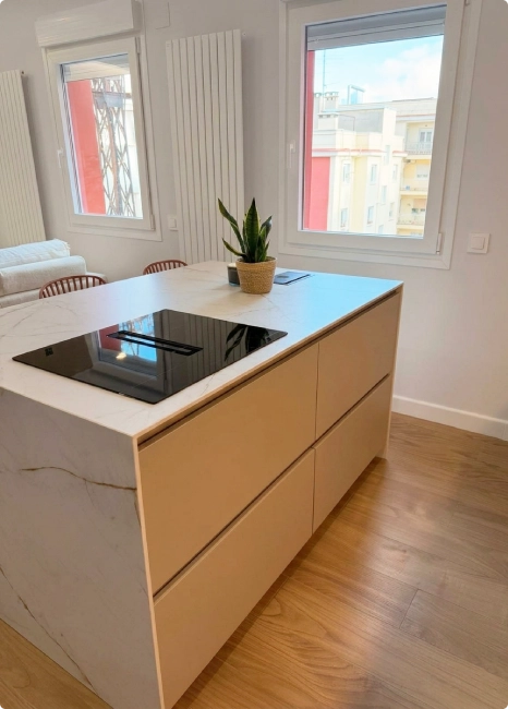 isla de cocina abierta al salón