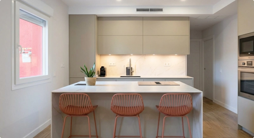 proyecto cocina abierta a salón tono arcilla